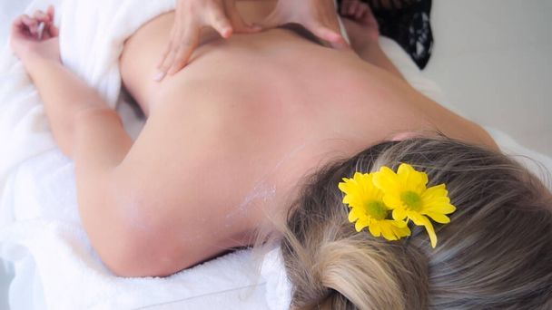 Donna rilassata ottenere massaggio alla schiena in spa di lusso con massaggiatore professionista. Benessere, guarigione e relax. - Foto, immagini