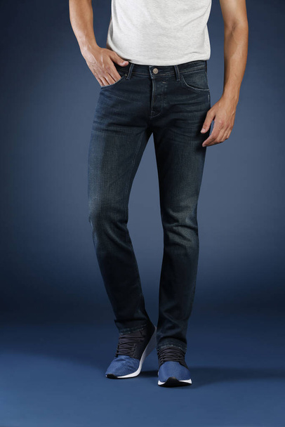 recortado vista de hombre posando en jeans en estudio, concepto de moda
  - Foto, Imagen