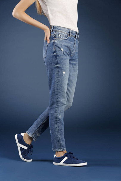 abgeschnittene Ansicht einer Frau, die in Jeans im Studio posiert, Modekonzept  - Foto, Bild