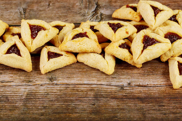 Joodse koekjes gevuld met jam voor Purim vakantie. Sluiten.. - Foto, afbeelding