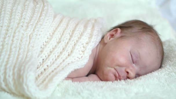 Infant baby portrait lie in white - Záběry, video