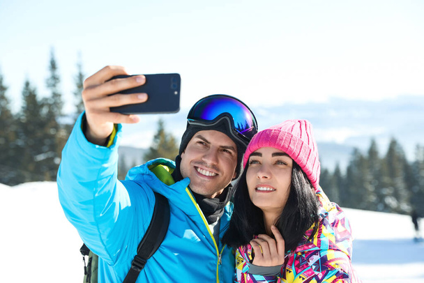 Onnellinen pari ottaa selfien vuorilla. Talviloma
 - Valokuva, kuva