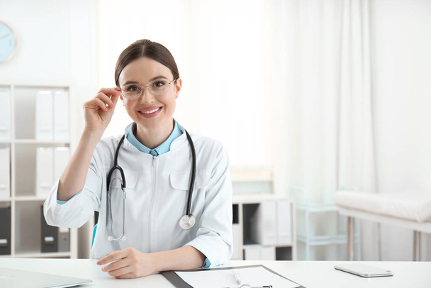 Ritratto di giovane dottoressa in camice bianco sul posto di lavoro
 - Foto, immagini