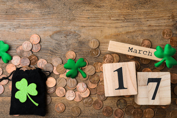 Flat lay composition with block calendar on wooden background, space for text. St. Patrick's Day celebration - Foto, imagen