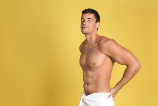 Man with sexy body on yellow background. Space for text - Foto, Imagen