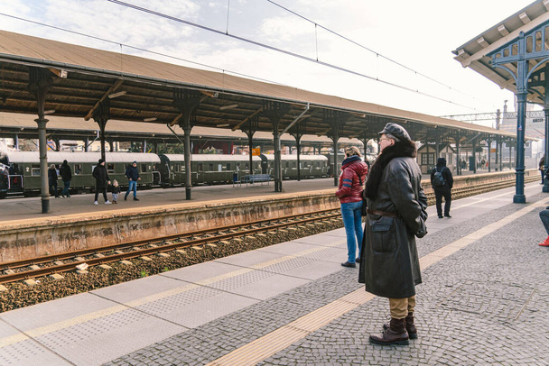 Passageiros esperando por um trem na plataforma da estação ferroviária Gdansk Glowny SKM. plataforma da principal estação ferroviária Gdansk Glowny fevereiro 9, 2020
 - Foto, Imagem