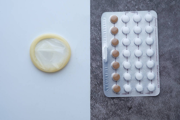 презервативы и противозачаточные таблетки на столе
  - Фото, изображение