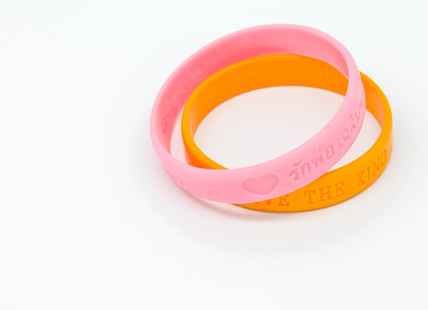 gele en roze rubber armband - Foto, afbeelding