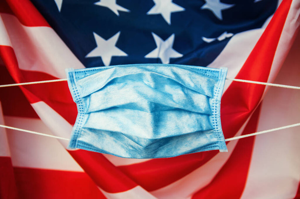 védő maszk légzőszervi ellen amerikai zászló - Coronavirus koncepció világjárvány az USA-ban - Fotó, kép