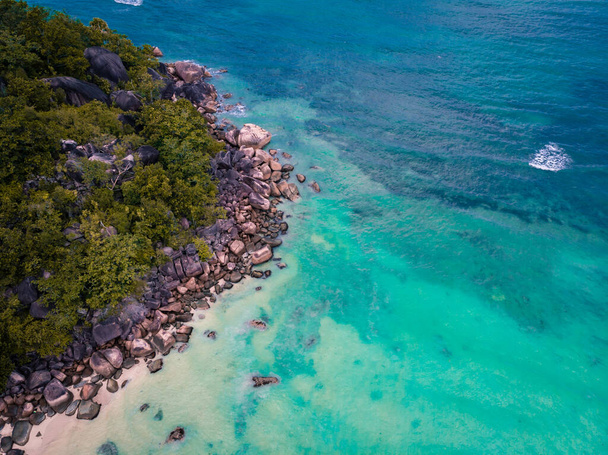 Isla tropical de Praslin Seychelles, vista del dron sobre la isla tropical Seychelles
 - Foto, Imagen