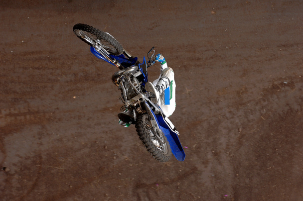 Freestyle moto-x rider durante la competición
 - Foto, Imagen