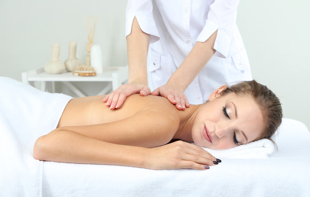 Beautiful young woman having back massage close up - Foto, Bild