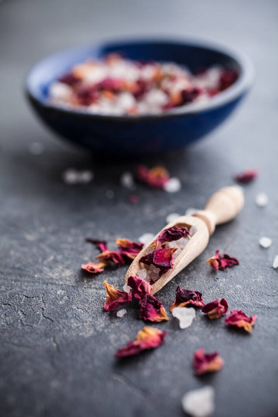 Bath salt with pink dried rose petals - Фото, зображення
