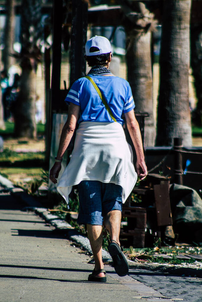 Paphos Ciprus Március 10, 2020 Tekintse meg az azonosítatlan turista séta az utcán Paphos délután - Fotó, kép
