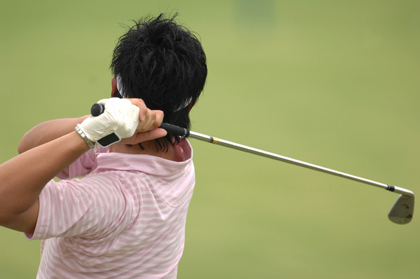 férfi golfozó hit labda - Fotó, kép