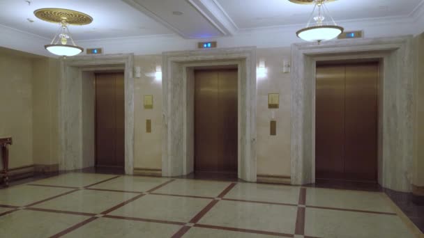 Panorama luxusní haly se třemi výtahy v hotelu Radisson Collection Moscow - Záběry, video