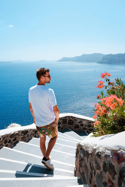 homem de férias Grécia visisting Oia Santorini, cara de férias na Grécia em uma viagem de luxo para Oia whitewashed aldeia com igrejas gregas
 - Foto, Imagem