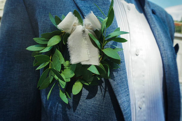 Hochzeit boutonniere auf dem Anzug des Bräutigams - Foto, Bild
