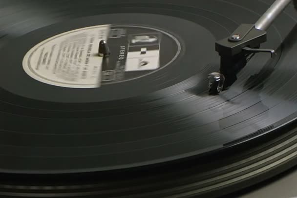 προφίλ πικάπ της εγγραφής μαύρο 33 rpm που παίζουν σε ένα πικάπ βινυλίου - Πλάνα, βίντεο