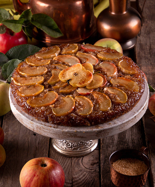 Fransız tatlı pasta tart tatin elma kek baş aşağı ve taze elma üzerinde eski rustik ahşap arka plan üzerinde.  - Fotoğraf, Görsel