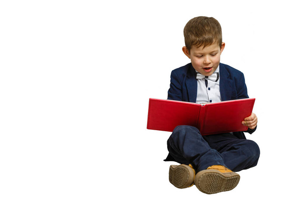 Щасливий маленький хлопчик з книгами ізольовані на білому тлі
 - Фото, зображення