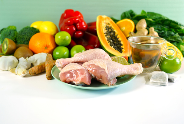 Τρόφιμα που ενισχύουν το ανοσοποιητικό σύστημα, συμπεριλαμβανομένων των φρούτων, λαχανικών και πουλερικών. - Φωτογραφία, εικόνα