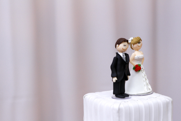 όμορφα αγάλματα της νύφης και του γαμπρού διακοσμητική γαμήλια τούρτα - γαμήλια νύφη και γαμπρός ζευγάρι κούκλα στην γαμήλια τούρτα - Φωτογραφία, εικόνα