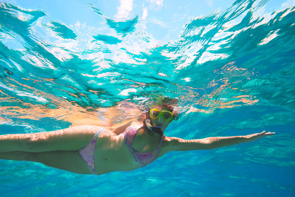 Aventura submarina de una joven en el mar tropical
 - Foto, Imagen