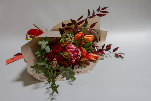 Чудовий букет тюльпанів, лейкосперма, лейкадендрон, протеа, троянда на сірому фоні, вибірковий фокус
 - Фото, зображення