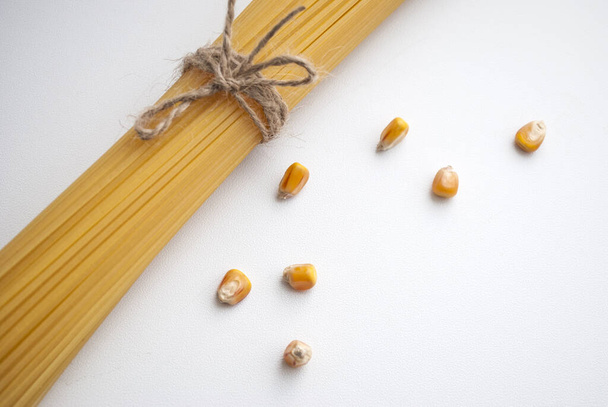 Gluten free food.Raw pasta з інгредієнтами для приготування їжі. Italian food.Gluten-free cornmeal products.Spaghetti. - Фото, зображення