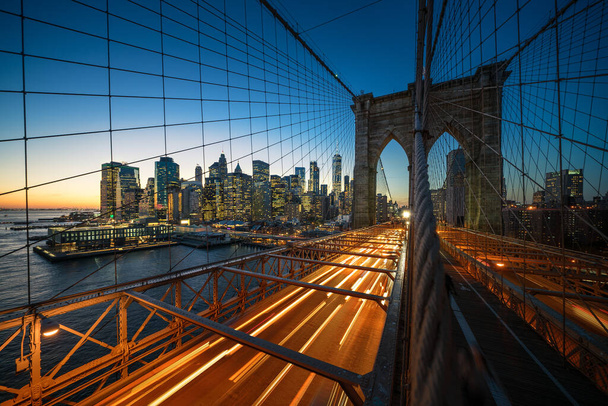 ニューヨークの有名なブルックリン橋と金融街-マンハッタンのダウンタウンを背景に. - 写真・画像