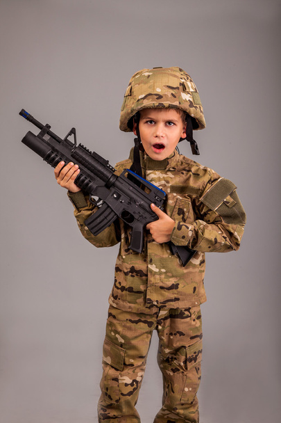Young boy dressed like a soldier with rifle - Foto, Imagem