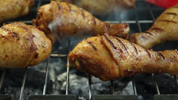 Gegrillte Hühnerkeulen auf dem Grill. Kochprozess. Nahaufnahme - Filmmaterial, Video