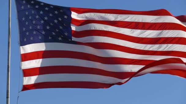 Vlajka Spojených států vlající ve větru zpomaleným pohybem - Záběry, video