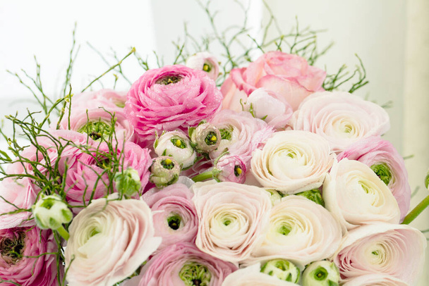 Персидские лютики. Букет бледно-розовых цветков ранункула на светлом фоне. Обои, Горизонтальное фото
  - Фото, изображение