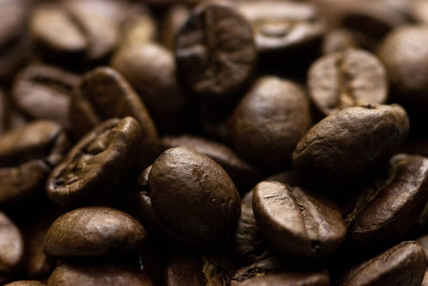 closeup view of roasted coffee beans - Фото, зображення