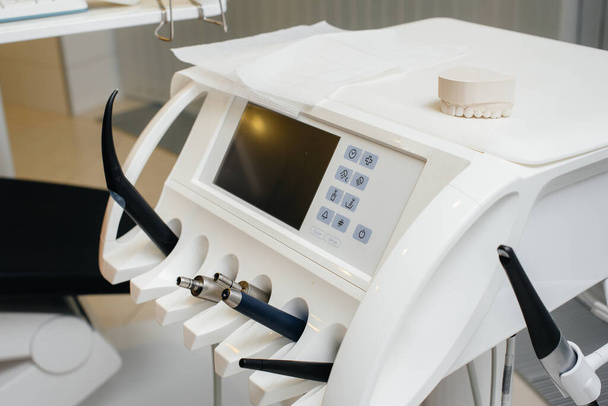 Instrumento dental para tratamiento y operaciones dentales - Foto, Imagen