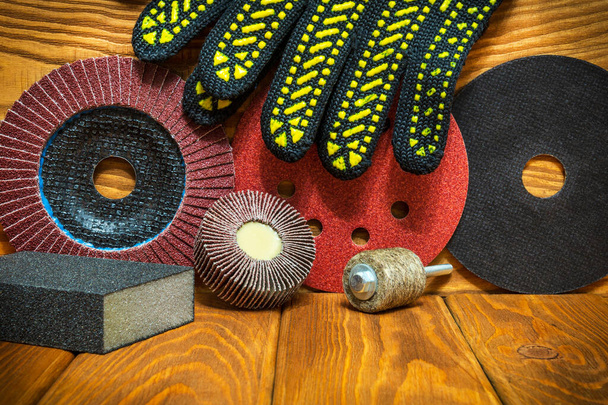 Μεγάλο σύνολο λειαντικά εργαλεία και γάντια εργασίας σε ένα vintage ξύλινο πίνακα οδηγός χρησιμοποιείται για λείανση στοιχεία - Φωτογραφία, εικόνα