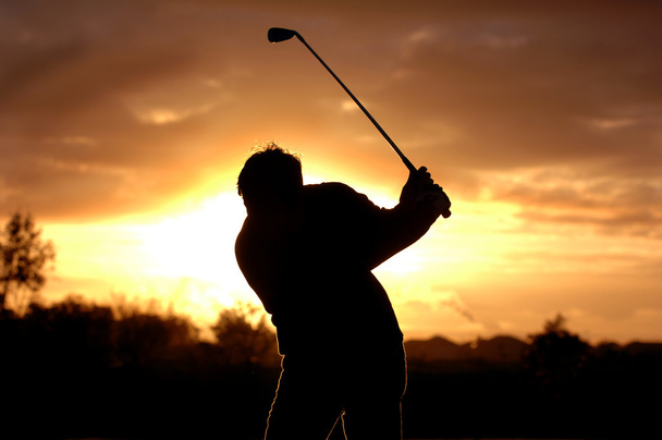 παίχτης του γκολφ σιλουέτα στο φως το πρωί - Φωτογραφία, εικόνα