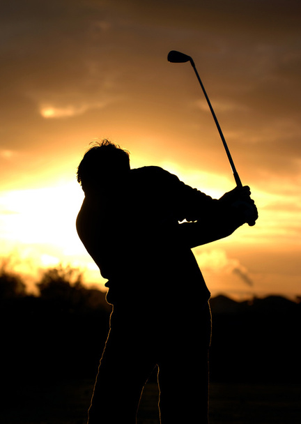 παίχτης του γκολφ σιλουέτα στο φως το πρωί - Φωτογραφία, εικόνα