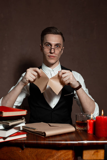 muž v kulatých brýlích s píše knihu - Fotografie, Obrázek
