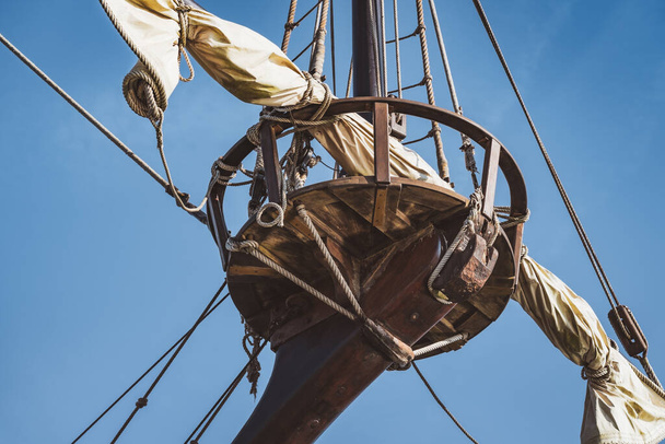 Crow's nest and yard of an old spanish galleon - Photo, Image