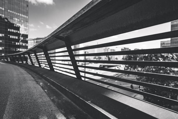 Detalhe de um viaduto em preto e branco
 - Foto, Imagem
