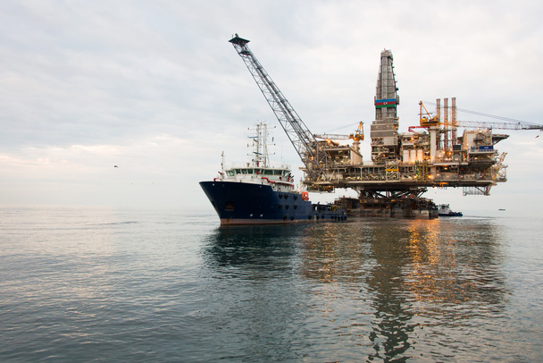εξέδρα άντλησης πετρελαίου είναι tugged στη θάλασσα - Φωτογραφία, εικόνα