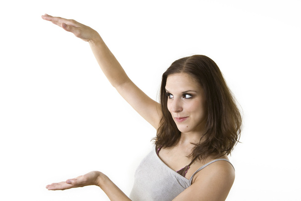Femme montrant la hauteur avec ses mains
 - Photo, image