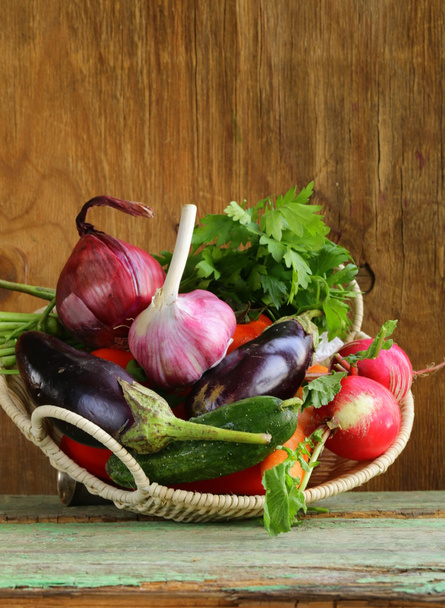 Autumn harvest vegetables (eggplant, carrots, tomatoes, garlic) - Foto, Bild