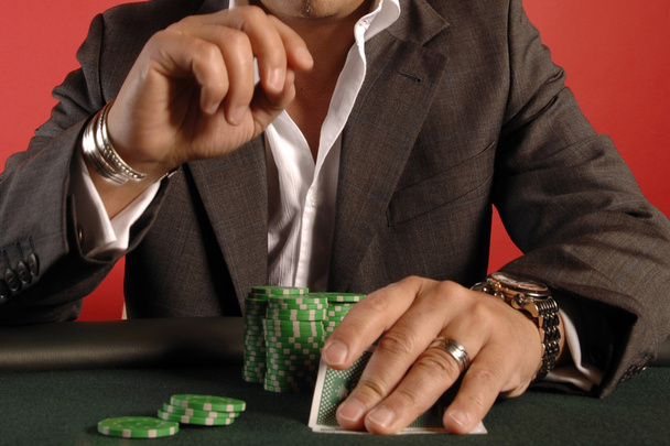 παίκτης πόκερ με κάρτες και μάρκες - Φωτογραφία, εικόνα