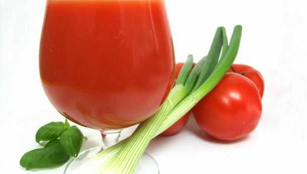 tomato juice and fresh tomatoes on a white background - Fotoğraf, Görsel
