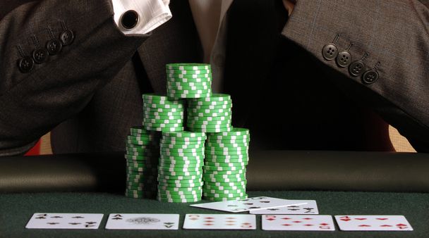 jugador de póquer con cartas y fichas - Foto, Imagen