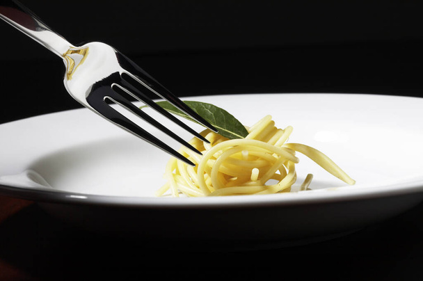 İtalyan spagettisi uzun makarna. - Fotoğraf, Görsel